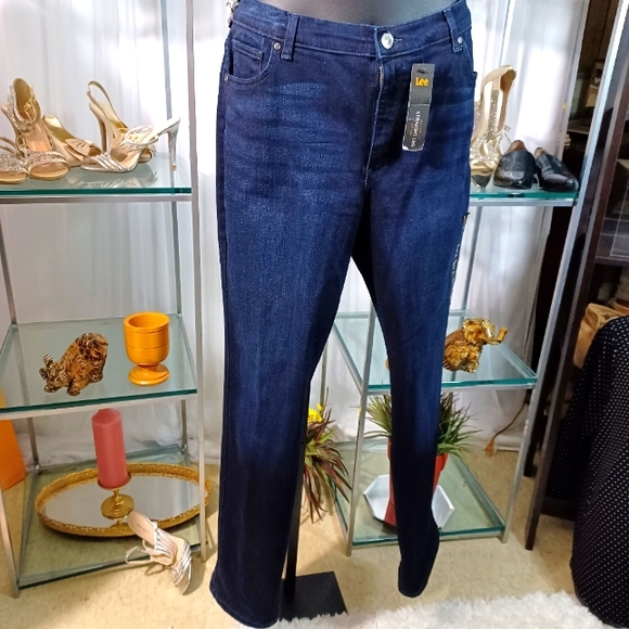 New Lee  Straight Legs Relaxed Fit Blue Jeans, Size 18 Long - Picture 15 of 16